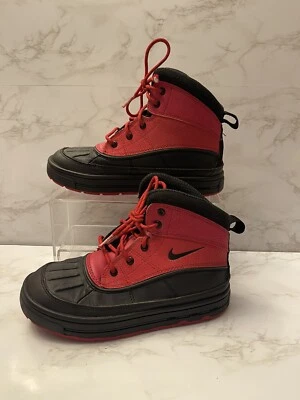 524873-601 BOTA NIKE WOODSIDE 2 ALTA ROJA/NEGRA PREESCOLAR NIÑOS PEQUEÑOS TALLA 3Y Foto 1 de 4