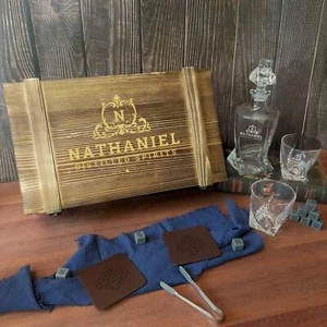 Caja de regalo de whisky de madera personalizada con caja del ejército - jarra retorcida, 2 vasos, - Imagen 1 de 15