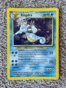 KINGDRA 8/111 NEO GENESIS RARE HOLO POKÉMON CARD - Foto 1 di 21