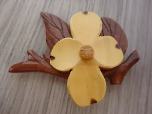 Spilla fiore in legno intagliato a mano legno per cani 2 toni legno made in Tennessee - Foto 1 di 4