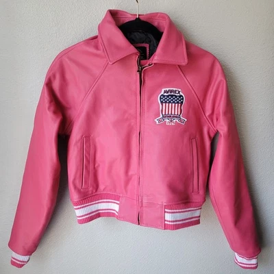 Jaqueta Bombardeiro Avirex Icon Couro Varsity Nova Com Etiqueta, Tamanho Pequeno*, Cor Fúcsia - Imagem 1 de 4