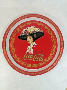 Bandeja para servir roja redonda de metal vintage disfruta de coca cola imagen dama 1982 decoración - Imagen 1 de 4