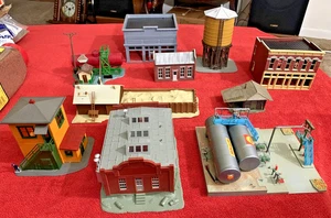 Lote de 11 edificios montados modelo escala HO piezas mixtas - Imagen 1 de 5