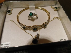 Stunning 4-Piece Jewelry Set Sim. Emeralds & Diamonds - Picture 1 of 3