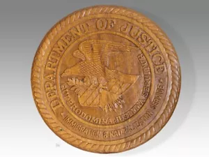 Departamento de Justicia de EE. UU. Madera maciza de caoba seca al horno hecha a mano placa emblema - Imagen 1 de 7