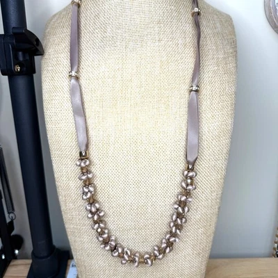 Collar con racimo de perlas y cinta de fábrica Ann Taylor nuevo con etiquetas Foto 1 de 4