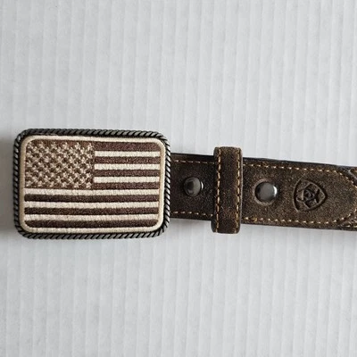 Cinturón de camuflaje de cuero y lona Ariat usado para niños. Hebilla bandera americana Foto 1 de 4
