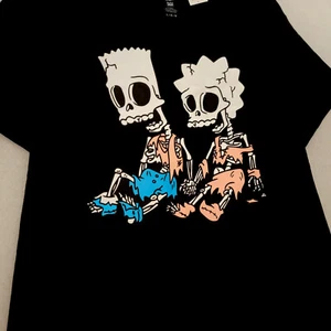 CAMISA BART LISA SIMPSONS Para Hombres 3XL XXXL NEGRA ESQUELETOS CASA DEL ÁRBOL DEL HORROR NUEVA CON ETIQUETAS - Imagen 1 de 12