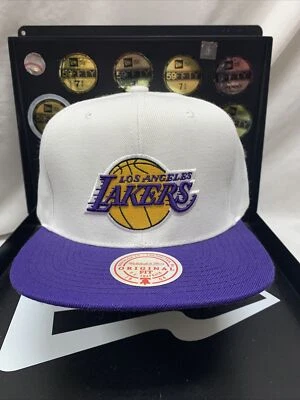 Sombrero Mitchell & Ness clásico de 2 tonos con cierre a presión blanco y púrpura de Los Angeles Lakers Foto 1 de 4