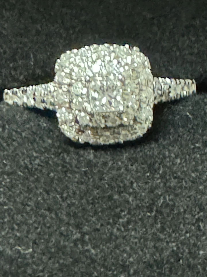 Anillo vintage con racimo de diamantes de oro blanco de 10 k ¡Hermosa pieza! Foto 1 de 1