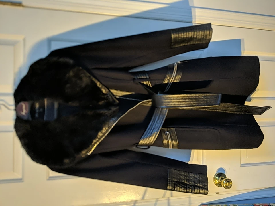 Abrigo para mujer Via Spiga 2 azul marino mezcla de lana cuello de piel sintética cinturón ribete de cuero vegano Foto 1 de 4