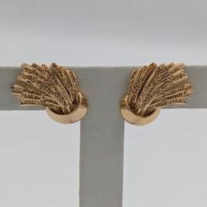 Pendientes de clip Trifari modernos de mediados de siglo de los años 60 en tono dorado - Imagen 1 de 17