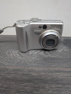 Nikon Coolpix 4200 - Silber - Display beschädigt - Ersatzteile oder Reparaturen - Bild 1 von 14