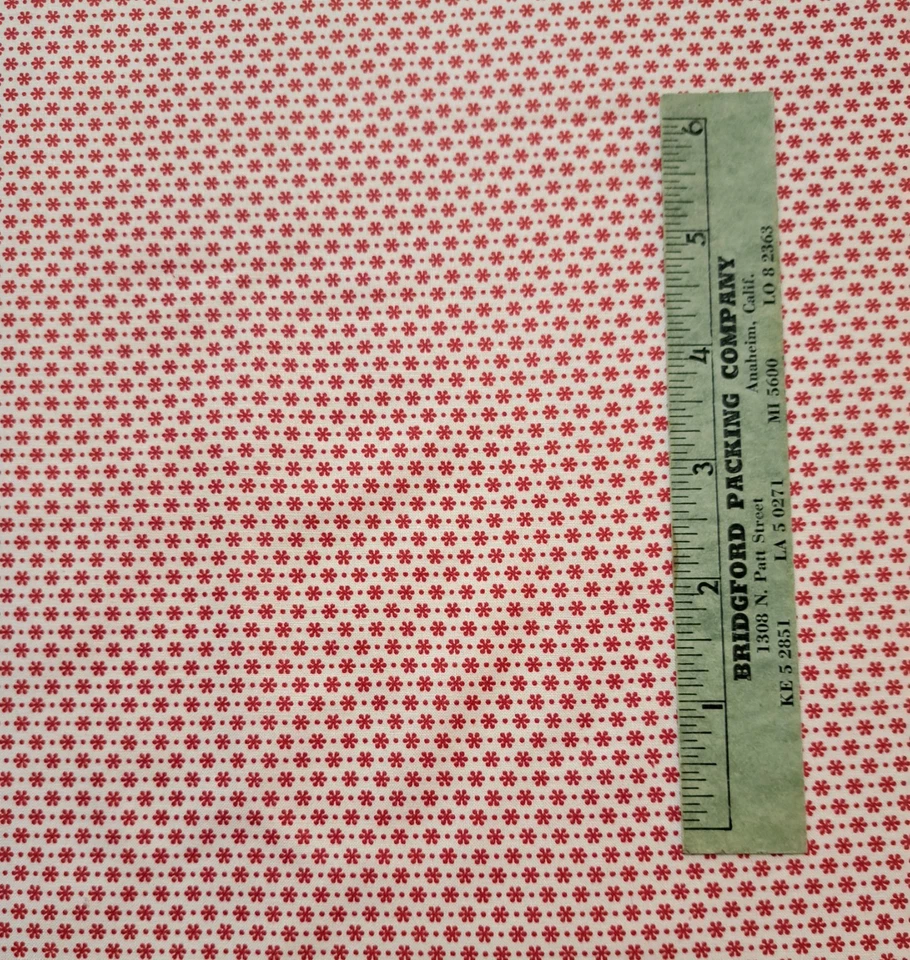 Tela de tela ancha de algodón vintage--pequeño diseño rojo sobre fondo blanco 13" x 32" Foto 1 de 1