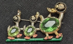 VINTAGE 1940s MAMA DUCK W/ HER DUCKLINGS BROOCH GREEN RHINESTONE ENAMEL CORO? - Picture 1 of 11