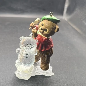 Hallmark Ornament 1981 Bär schnitzt Schneemann in Eis Kunst Figur 3" x 2" x 1,5" - Bild 1 von 11