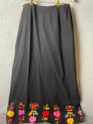Falda midi de lana negra vintage OGGI M bordado floral Italia arte popular boho de colección Foto 1 de 4