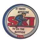 Zasłonka narciarska Colorado Kapelusz 3-D Klapa Pin "It Takes Attitude to Do the Altitude"