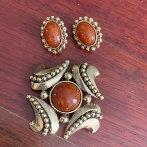Vintage Duplaise Brosche Anstecknadel und Ohrringe Set goldfarben rote Koralle Cabochon - Bild 1 von 6