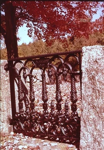 Fotografia 35mm diapositiva New England 1963 ornato cancello in ferro pergamena cimitero? - Foto 1 di 1