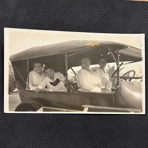 FUND VINTAGE FOTO BILD Menschen sitzen in einem antiken Oldtimer Modell T Auto - Bild 1 von 3