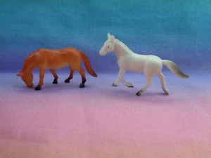 2 figuras miniatura de animales de granja de caballos - China - como está - Imagen 1 de 5