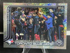 2025 Topps Serie 2 Baseball Holo Folo #570 Toronto Blue Jays Teamkarte - Bild 1 von 2