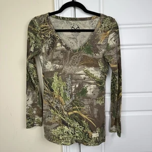 Realtree Outfitters Camo Baby Tee Women’s Small V-neck Long Sleeve T-shirt Y2K - Picture 1 of 8