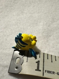 Disney Flounder Mini Figurina 1" Sirenetta PVC Cake Topper Giocattolo - Foto 1 di 7
