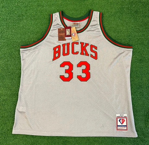 Mitchell & Ness Milwaukee Bucks 1971-72 Kareem Abdul-Jabbar Swingman Jersey 5XL Cover