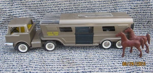 VINTAGE STRUCTO VISTA DOME GOLD HORSE VAN TRUCK & TRAILER + 2 toy horses - Picture 1 of 20