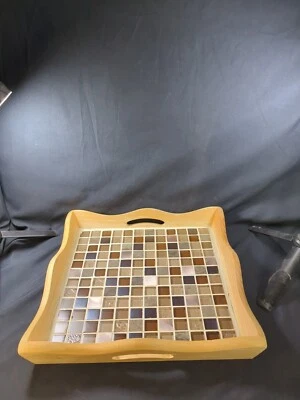 Уникальный текстурированный маленький мозаичный клетчатый желтовато-коричневый деревянный квадратный поднос с ручками - Изображение 1 из 4