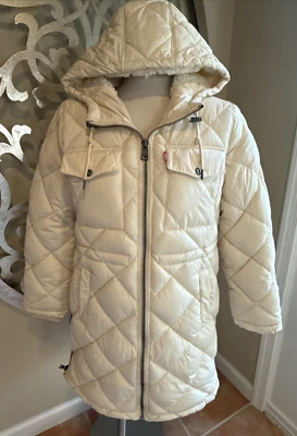 Abrigo para mujer Levi's acolchado con diamantes parka larga forrada de sherpa capucha PEQUEÑO marfil Foto 1 de 4