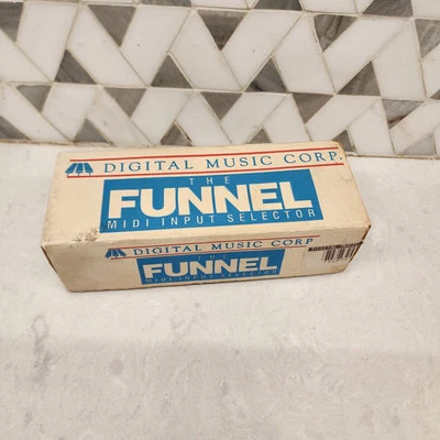 Einzigartiger DMC (Digital Music Corp) Midi Trichter Eingang Selektor Patchbay Expander - Bild 1 von 4