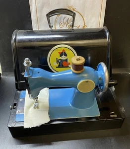 VINTAGE Original Kinder Spielzeug Mini Nähmaschine im Bakelit Koffer UdSSR funktioniert - Bild 1 von 16