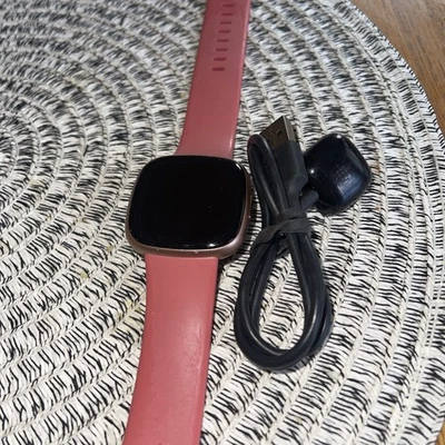 Reloj inteligente Fitbit Versa 4 Fitness -  Foto 1 de 3