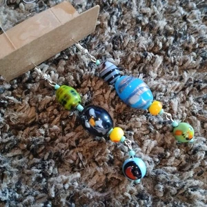 Pendientes colgantes hechos a mano con cuentas azul verde amarillo negro - Imagen 1 de 3