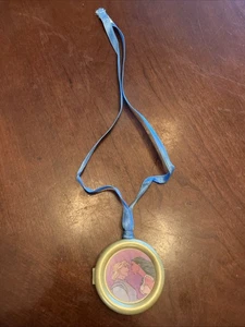 Raro Collar Brújula Holográfico Medallón Infantil Disney Pocahontas Años 90’s De Colección - Imagen 1 de 9