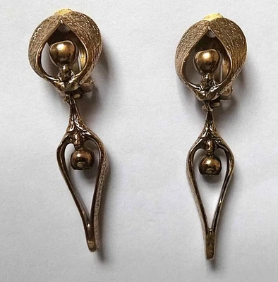 Ohrringe / Ohr-Clips aus Messing mit hängendem Blattmuster und Kugeloptik - Bild 1 von 3
