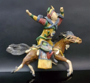 ANTIKER CHINESISCHER POLYCHROMER DACHZIEGEL EINES KRIEGERS, DER AUF EINEM PFERD reitet  - Bild 1 von 10