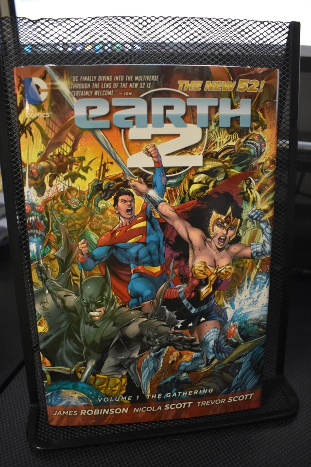 Earth 2 卷 1 The Gathering DC 全新 52 精装全新蝙蝠侠超人 — 第 1/1 张图片
