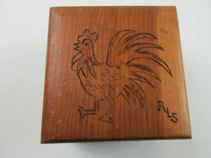 Pequeña baratija de madera con gallo grabado en la parte superior. RLS - Imagen 1 de 5