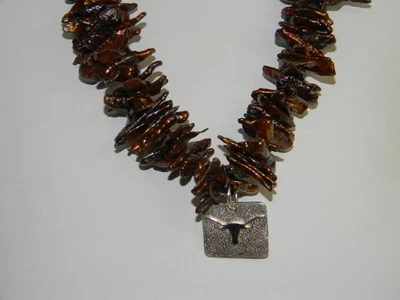 Collar de perlas con palo de bronce con colgante de novillo de cuerno largo de ley Texas KK Foto 1 de 4