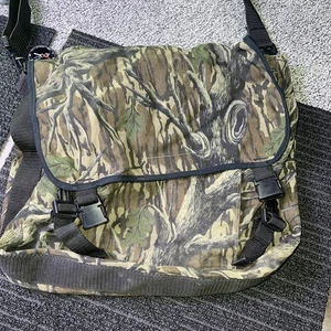 Camo Bag VTG Shoulder Sling Pack Avery Outdoors Hunting Messenger Hip Pack Range - Picture 1 of 7