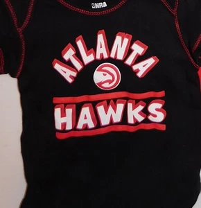 Ropa de una sola pieza de los Atlanta Hawks de 6-9 meses de la NBA (NEGRA #2) - Imagen 1 de 3