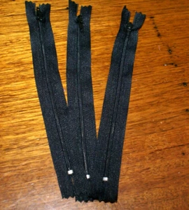 Five (5) 18cm BLACK ZIPPERS, Black Colour (5pcs). YKK Brand - Bild 1 von 4