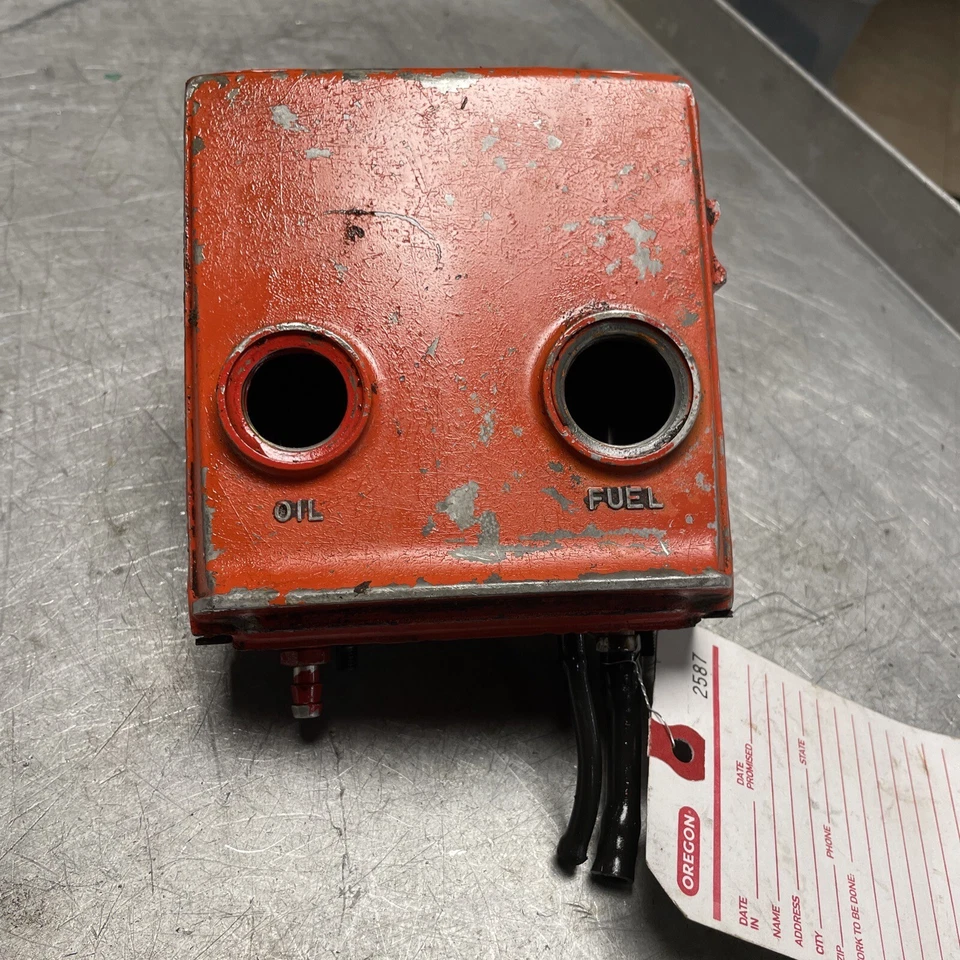 MONTAJE DE TANQUE DE COMBUSTIBLE Y ACEITE DE MOTOSIERRA SEARS D44 USADO OEM Foto 1 de 4