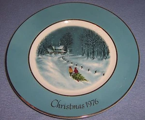 vintage 1976 Wedgwood CHRISTMAS PLATE Tree Cutting England 9in great gift - Picture 1 of 3