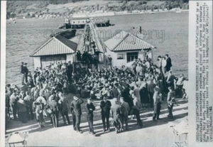 1961 Press Photo Polaris Missile Protest Ardnadam Pier Scotland - Picture 1 of 2