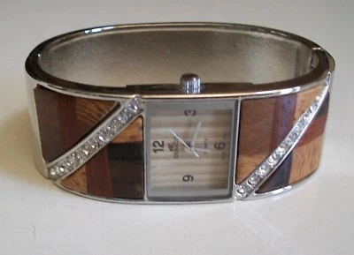 Mujeres Elegante Informal Estrás Aspecto Madera Acabado Plateado Moda Brazalete Reloj Foto 1 de 4